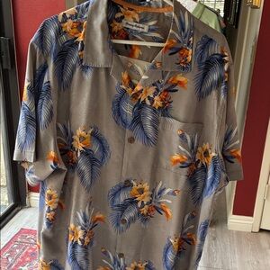 100% Tommy Bahama gray backround floral short sleeve shirt